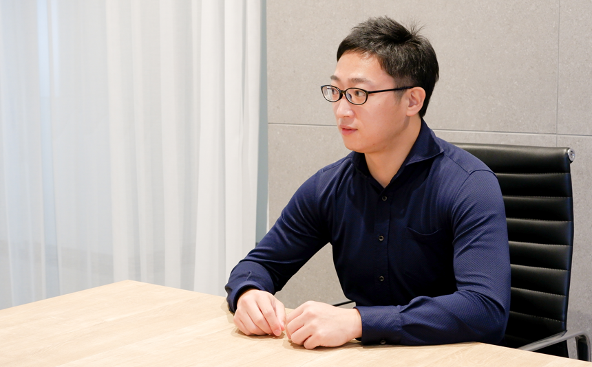 海外営業担当の社員がインタビューに答える様子。