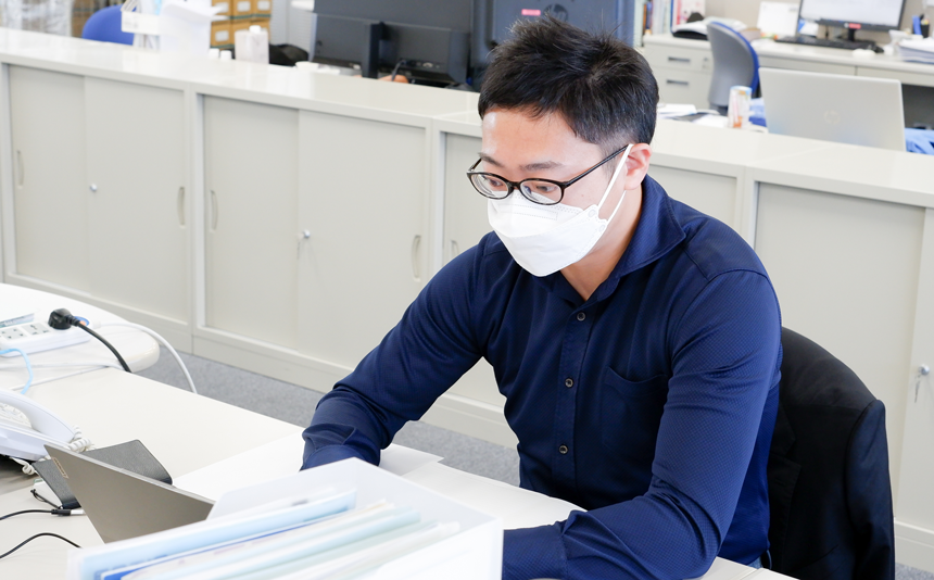 海外営業担当の社員がパソコン業務を行う様子。