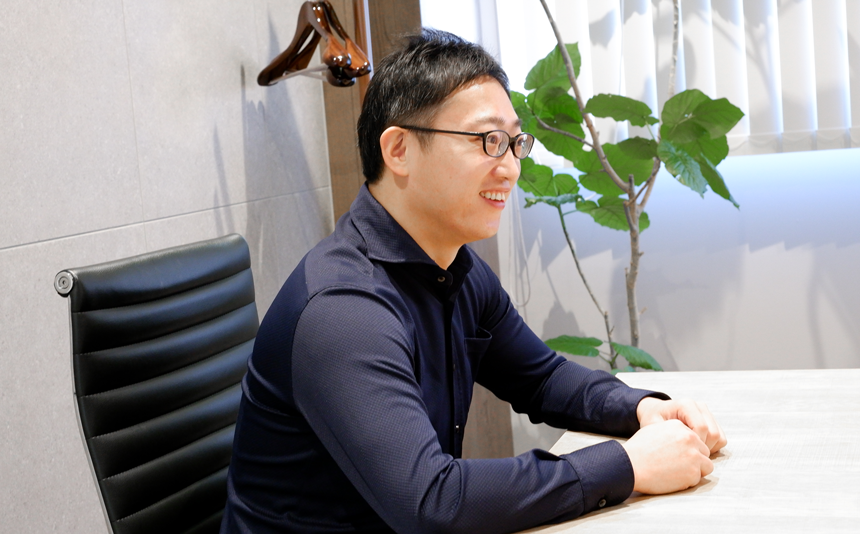 海外営業担当の社員がインタビューに答える様子。