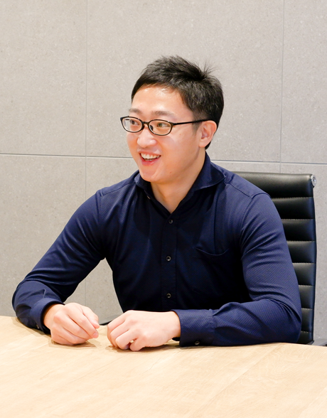 海外営業担当の社員がインタビューに答える様子。