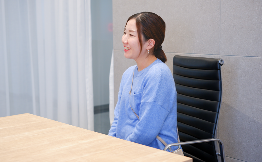 海外（欧米州担当）インサイドセールスの社員がインタビューに答える様子。