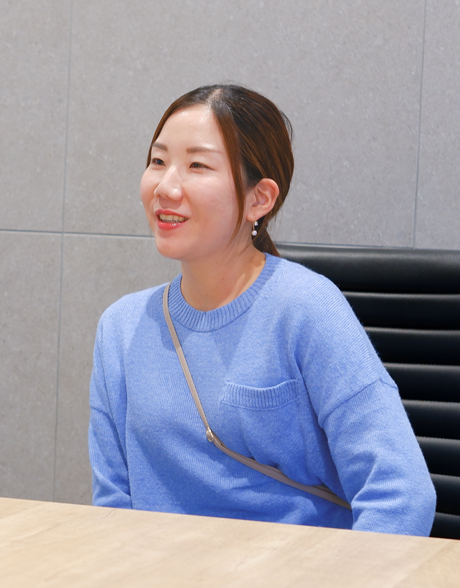 海外（欧米州担当）インサイドセールスの社員がインタビューに答える様子。