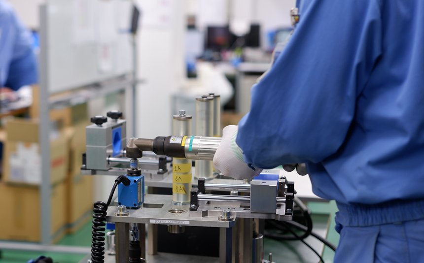 メンテナンスサービス課の社員がナットランナのトルク検査を行う様子。