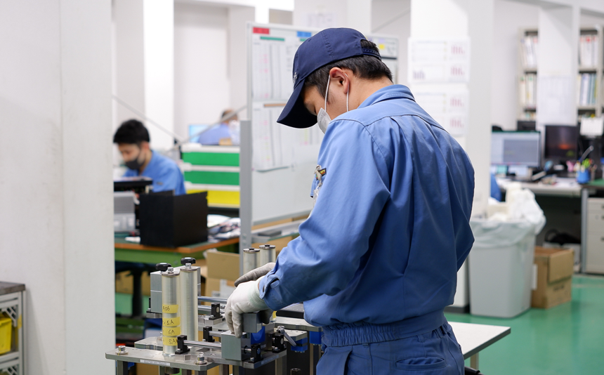 メンテナンスサービス課の社員がナットランナのトルク検査を行う様子。