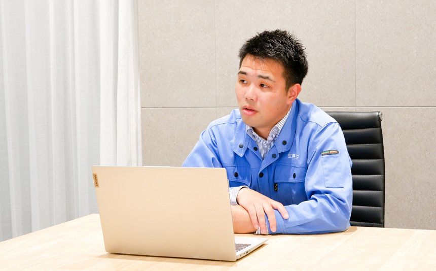 海外営業担当の社員がインタビューに答える様子。