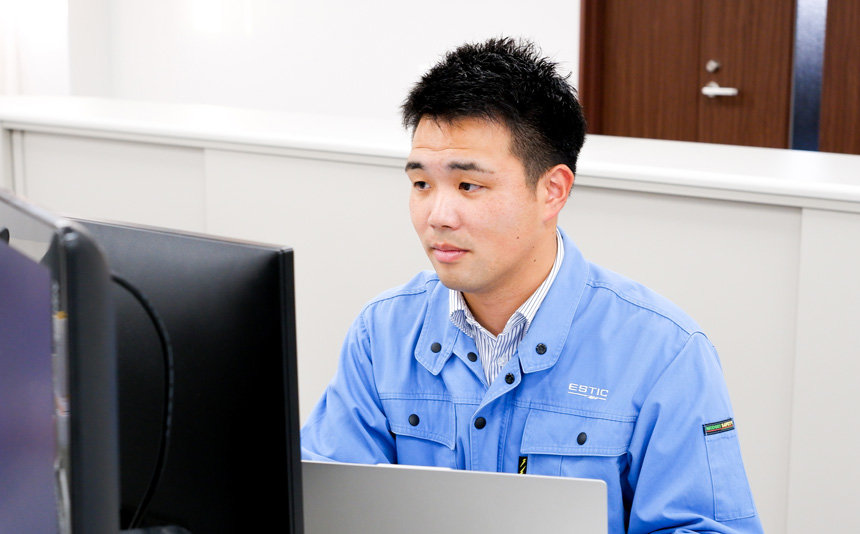 海外営業担当の社員がパソコンで業務を行う様子。