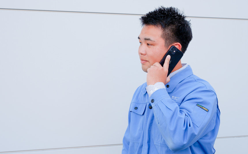 海外営業担当の社員が電話対応を行う様子。