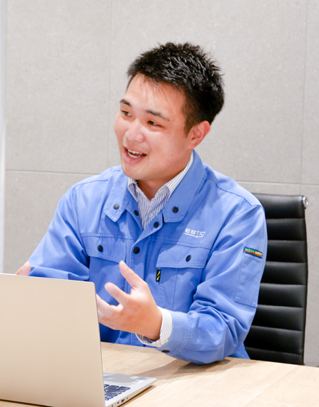 海外営業担当の社員がインタビューに答える様子。