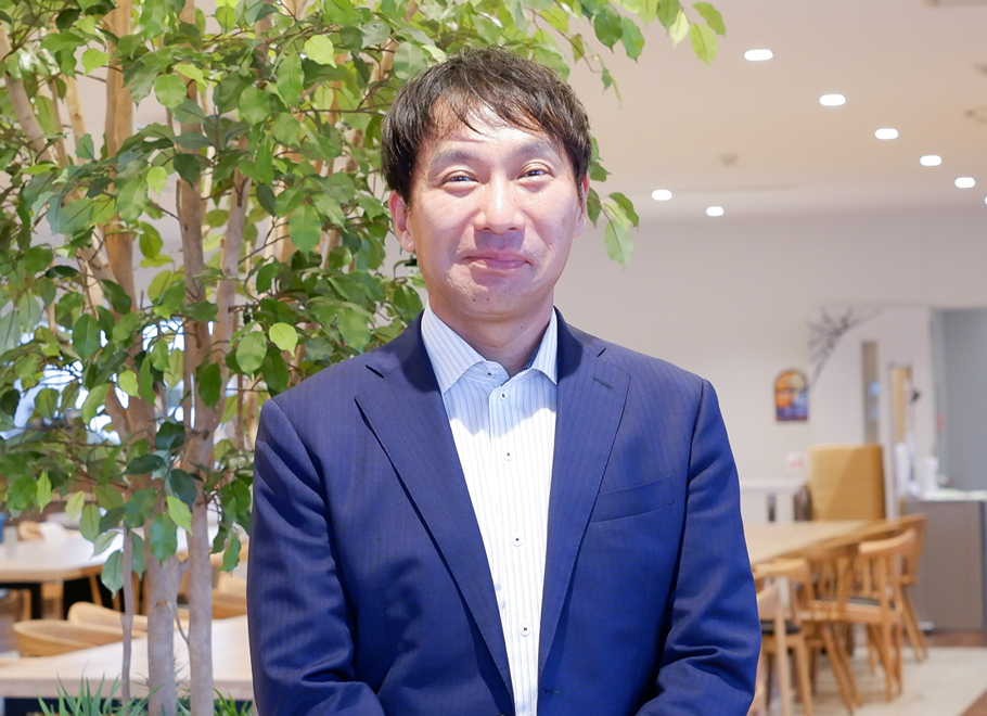 エスティック　管理部情報システム課の社員の画像。