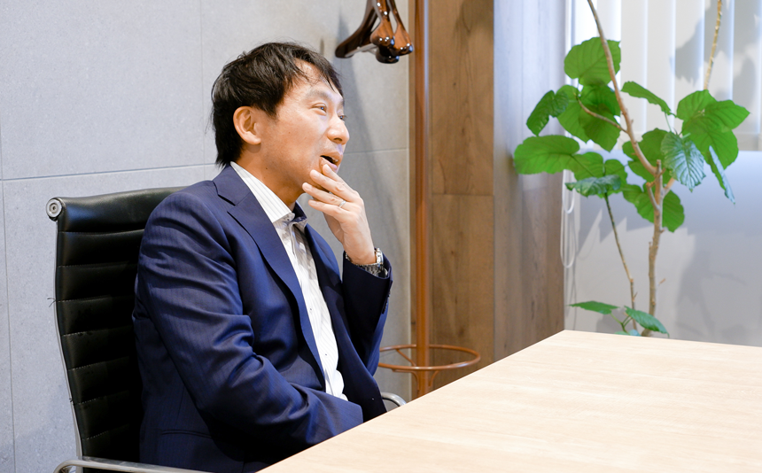 情報システム課の社員がインタビューに答える様子。