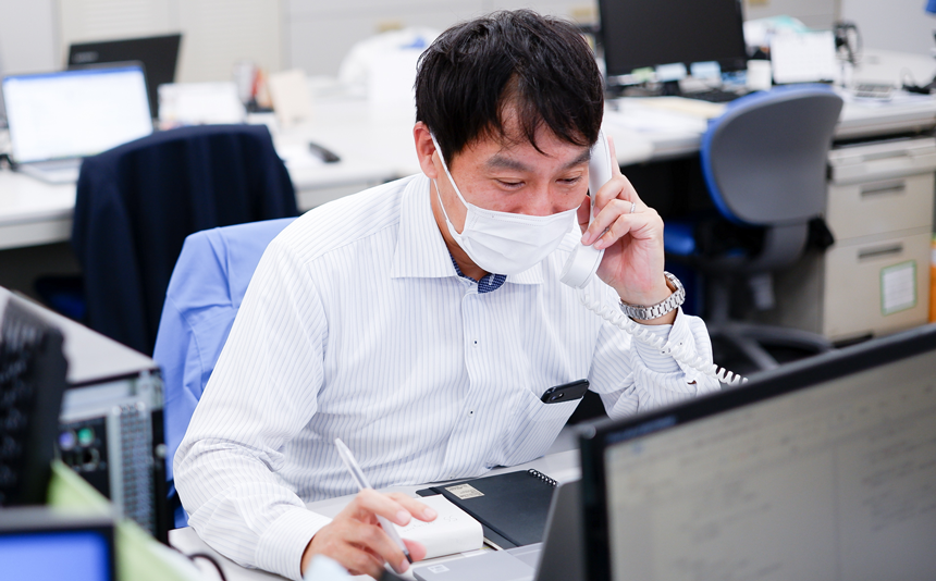 情報システム課の社員が電話対応を行う様子。