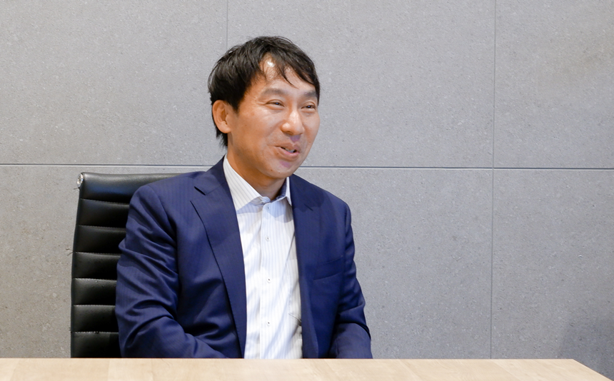 情報システム課の社員がインタビューに答える様子。